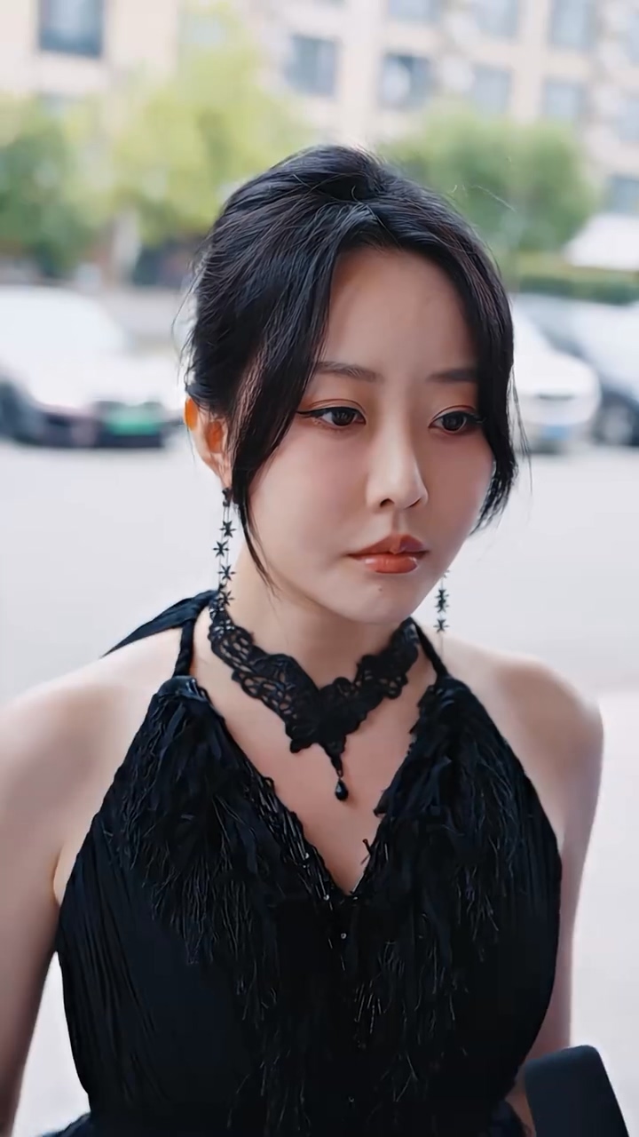 退婚后，^ ;女战神后悔哭了