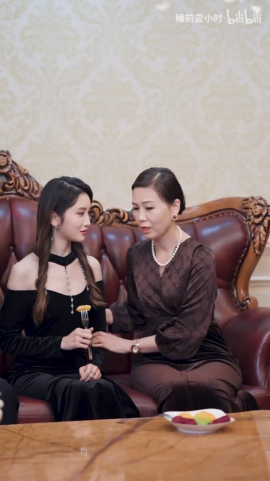 穿成了,,团宠文里的假千金